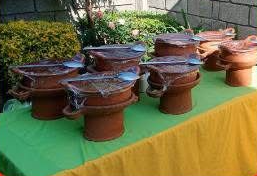 Fotografía original de cazuelas colocadas para el servicio