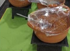 Fotografía original de cazuelas con alimentos para el servicio